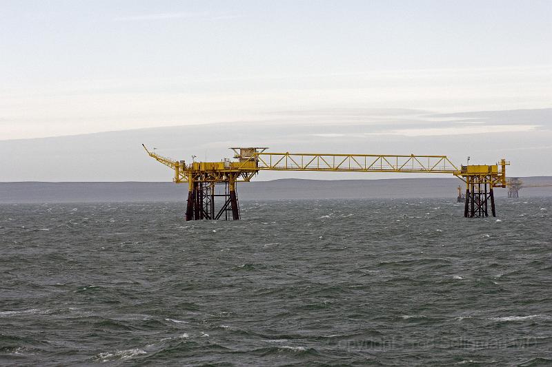 20071212 201503 D2X 4200x2800.jpg - Oil rigs, Magellan Straights